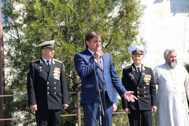 torzhestvennaya_chastj_prohozhdenie_lichnogo_sostava_garnizona_koncert_09_05_2016_18_web_18